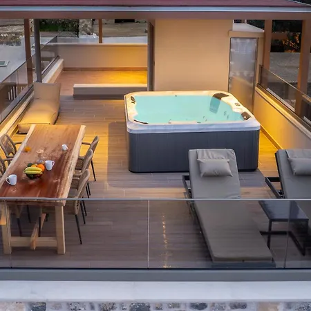 Vila Nicole - Private Pool & Rooftop Jacuzzi