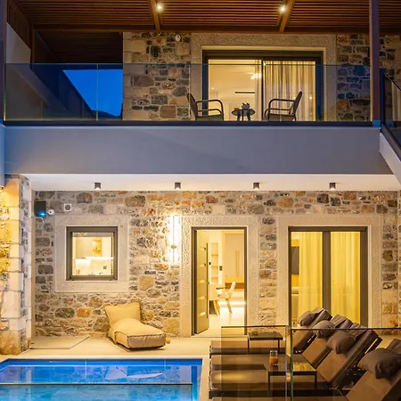 Nicole - Private Pool & Rooftop Jacuzzi Vila