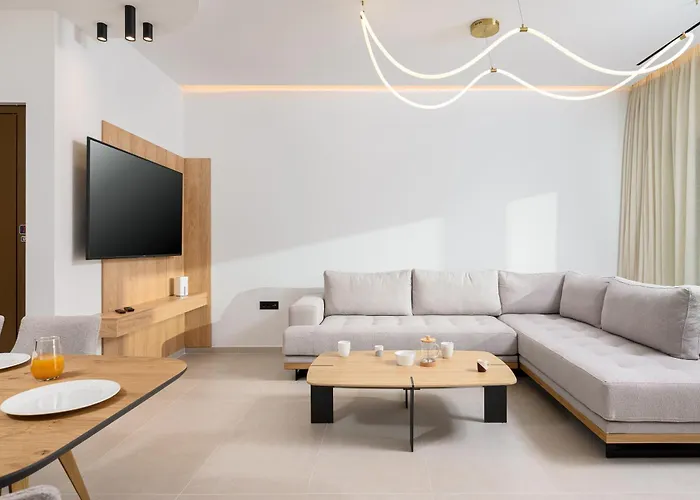 Nicole - Private Pool & Rooftop Jacuzzi *