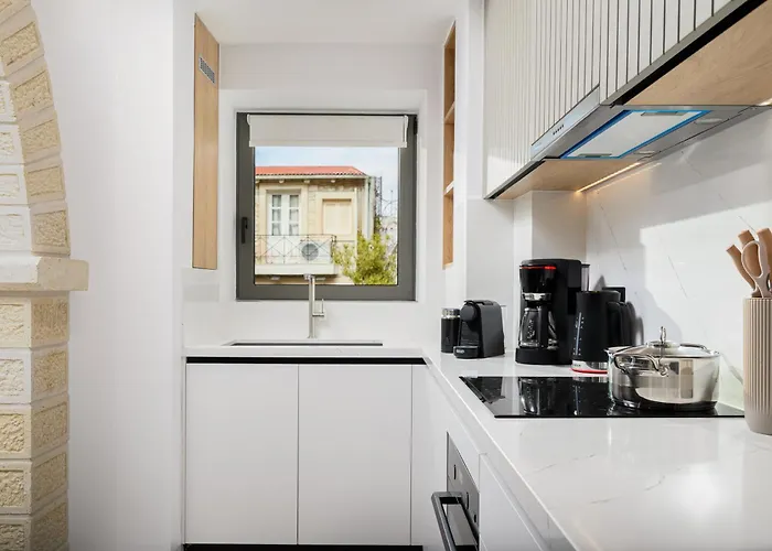 Nicole - Private Pool & Rooftop Jacuzzi 赫索尼索斯