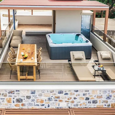 Villa Nicole - Private Pool & Rooftop Jacuzzi Herszonisszosz