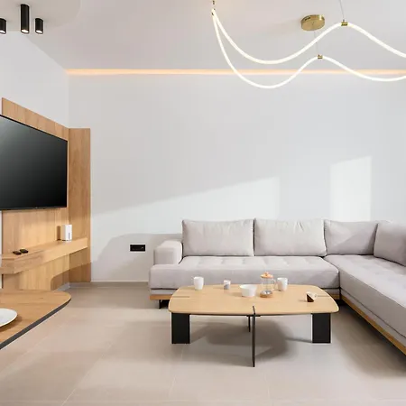 Nicole - Private Pool & Rooftop Jacuzzi *