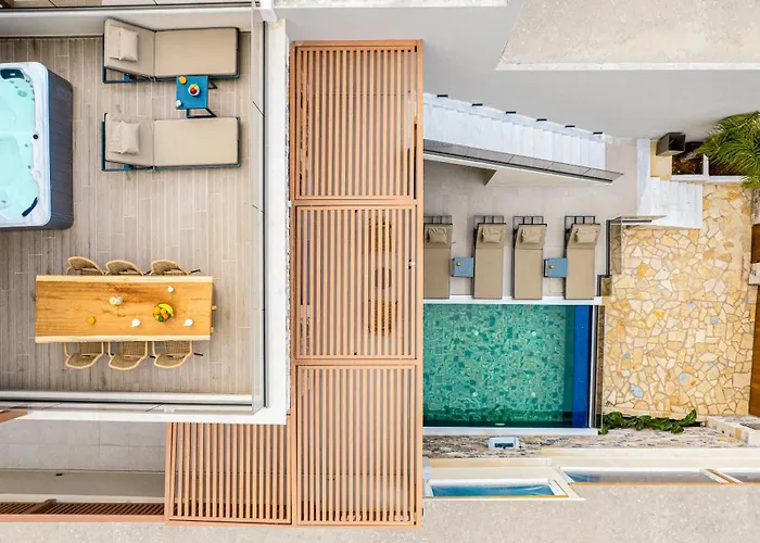 Nicole - Private Pool & Rooftop Jacuzzi