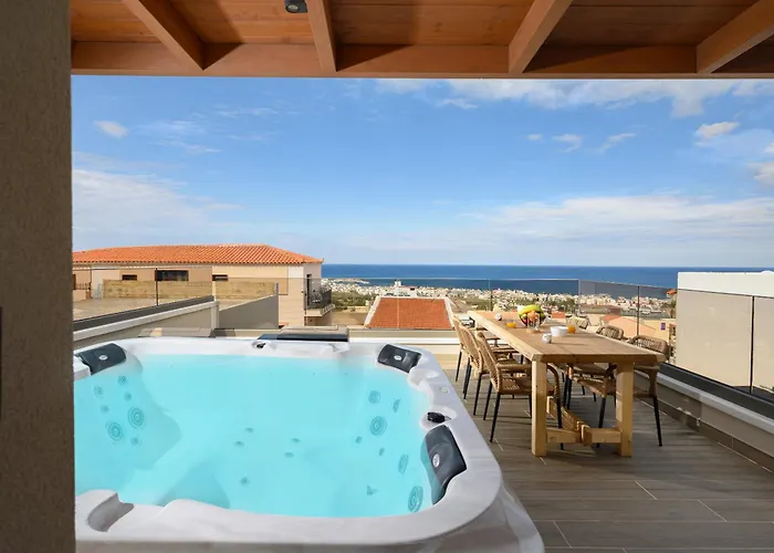 Nicole - Private Pool & Rooftop Jacuzzi