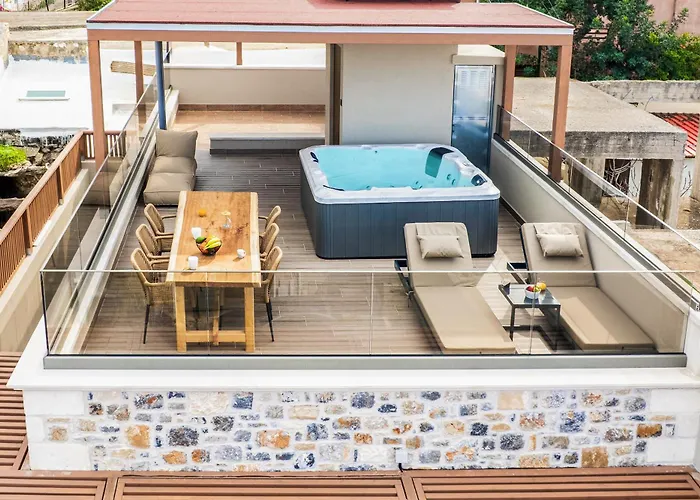 Villa Nicole - Private Pool & Rooftop Jacuzzi Chersonissos