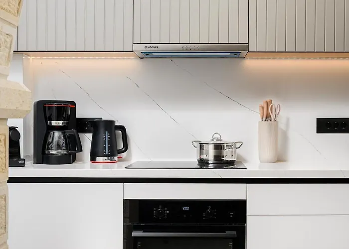 Nicole - Private Pool & Rooftop Jacuzzi